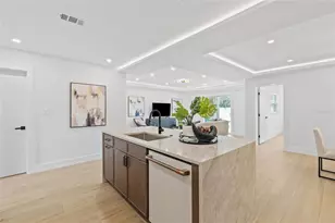 1563 Eden Isle Blvd NE, Saint Petersburg, FL 33704 - Photo 20