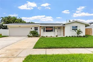 1563 Eden Isle Blvd NE, Saint Petersburg, FL 33704 - Photo 4