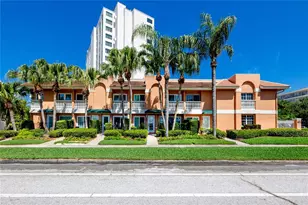 920 N Shore Dr NE, Saint Petersburg, FL 33701 - Photo 1