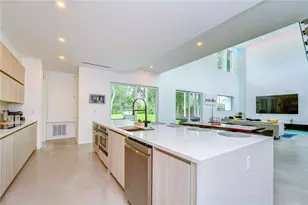 6805 New York Dr, Tampa, FL 33619 - Photo 14