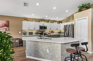2708 Valencia Grove Dr, Valrico, FL 33596 - Photo 4