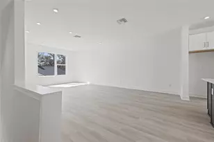 305 15th St N, Saint Petersburg, FL 33705 - Photo 12