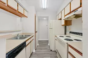 8641 Fancy Finch Dr, Tampa, FL 33614 - Photo 6