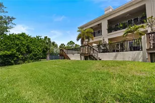 1008 Paseo Del Rio NE, Saint Petersburg, FL 33702 - Photo 38