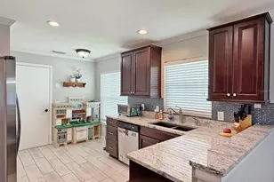 8521 Misty River Ct, Tampa, FL 33637 - Photo 4