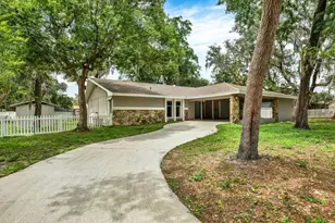 6906 Greenhill Pl, Tampa, FL 33617 - Photo 4