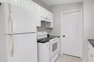 450 Davison Ave NE, Saint Petersburg, FL 33703 - Photo 14