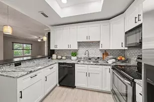 8350 Savannah Trace Cir, Tampa, FL 33615 - Photo 4
