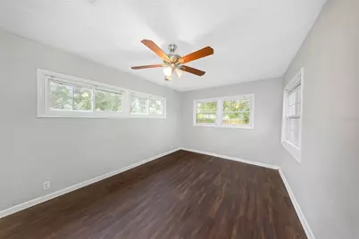 282 NE 40th Avenue NE, Saint Petersburg, FL 33703 - Photo 10