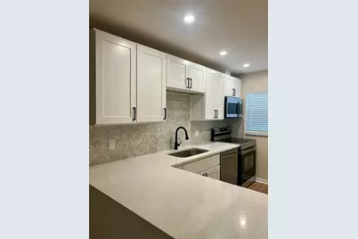 3819 N Oak Drive #I42, Tampa, FL 33611 - Photo 8