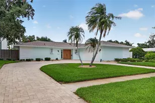 1022 Eden Isle Dr NE, Saint Petersburg, FL 33704 - Photo 8