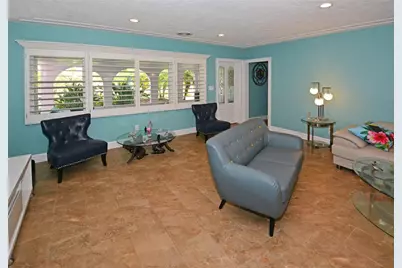7020 Mango Avenue S, Saint Petersburg, FL 33707 - Photo 10