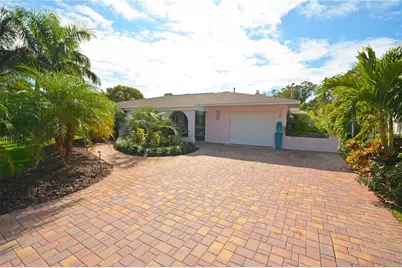 7020 Mango Avenue S, Saint Petersburg, FL 33707 - Photo 1
