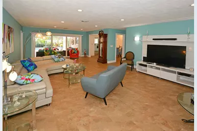 7020 Mango Avenue S, Saint Petersburg, FL 33707 - Photo 6
