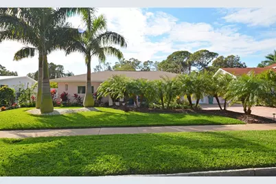 7020 Mango Avenue S, Saint Petersburg, FL 33707 - Photo 2