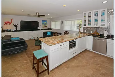 7020 Mango Avenue S, Saint Petersburg, FL 33707 - Photo 14