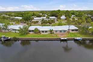 11562 W Bayshore Dr, Crystal River, FL 34429 - Photo 2