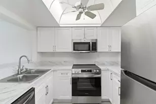 11562 W Bayshore Dr, Crystal River, FL 34429 - Photo 12