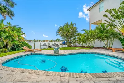 560 79th Street S, Saint Petersburg, FL 33707 - Photo 4