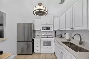 402 Dorchester Pl, Sun City Center, FL 33573 - Photo 12