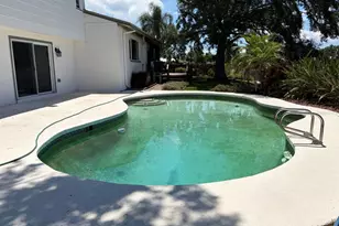 8728 Cobblestone Dr, Tampa, FL 33615 - Photo 6