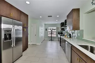 8715 Hampden Dr, Tampa, FL 33626 - Photo 10
