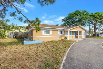 7901 Causeway Boulevard S, Saint Petersburg, FL 33707 - Photo 4
