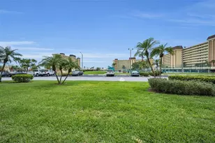 4650 Cove Cir, Saint Petersburg, FL 33708 - Photo 18