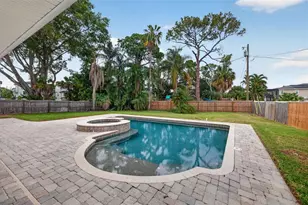 4627 Venetian Blvd NE, Saint Petersburg, FL 33704 - Photo 6