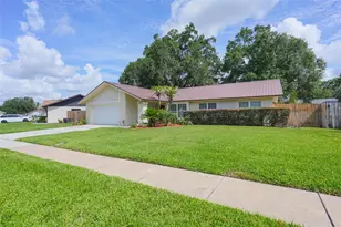 1304 Sandalwood Dr, Plant City, FL 33563 - Photo 2