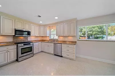1163 60th Avenue S, Saint Petersburg, FL 33705 - Photo 10
