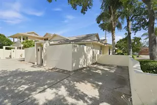 124 Colony S Dr, Tarpon Springs, FL 34689 - Photo 4