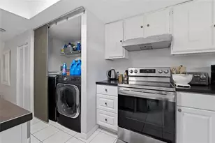 5104 Tennis Ct Cir, Tampa, FL 33617 - Photo 2