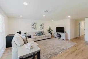 916 17th St N, Saint Petersburg, FL 33713 - Photo 8