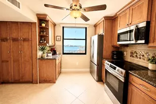 7300 Sun Island Dr S, Saint Petersburg, FL 33707 - Photo 10