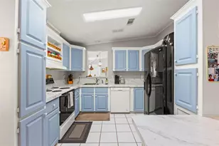 556 Mt Oak Ave NE, Saint Petersburg, FL 33702 - Photo 8