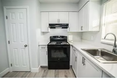 11314 N 52nd Street #B17, Tampa, FL 33617 - Photo 2
