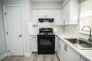 11314 N 52nd St, Tampa, FL 33617 - Photo 2