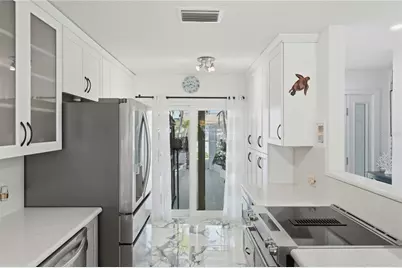 573 Boca Ciega Point Boulevard N, Saint Petersburg, FL 33708 - Photo 10