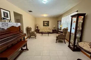 827 Strawberry Ln, Brandon, FL 33511 - Photo 6