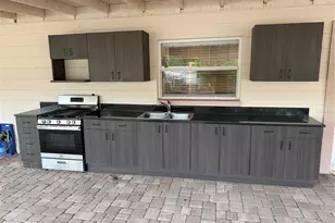 8009 Paulson Ln, Tampa, FL 33617 - Photo 12
