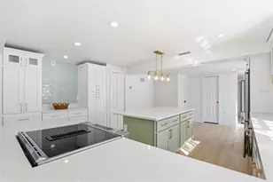 301 81st Ave NE, Saint Petersburg, FL 33702 - Photo 6