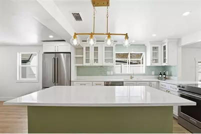 301 81st Avenue NE, Saint Petersburg, FL 33702 - Photo 2