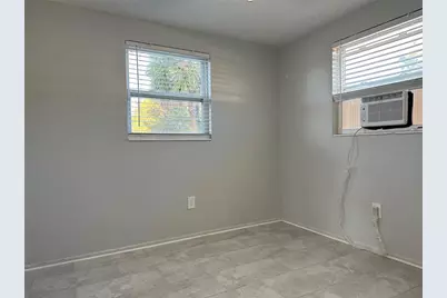 351 50th Avenue N, Saint Petersburg, FL 33703 - Photo 4