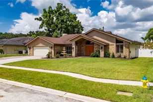 2001 Cimmaron Run Dr, Valrico, FL 33594 - Photo 2