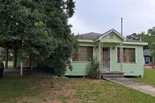 217 Banana St, Tarpon Springs, FL 34689 - Photo 1
