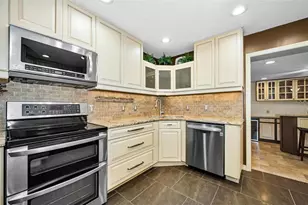 6701 Orchard Dr N, Saint Petersburg, FL 33702 - Photo 8