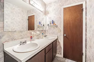 18425 Swan Lake Dr, Lutz, FL 33549 - Photo 46