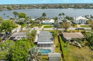 711 Bayshore Dr, Tarpon Springs, FL 34689 - Photo 2