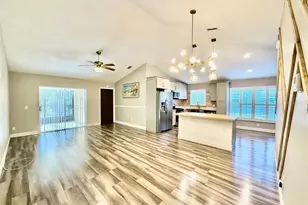 8711 Busch Oaks St, Tampa, FL 33617 - Photo 4